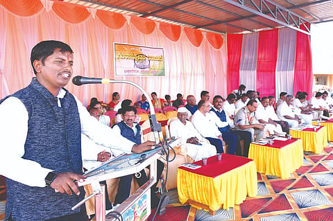 ಗೋಕಾಕ ನಗರದಲ್ಲಿ ಹಮ್ಮಿಕೊಂಡಿದ್ದ ಗಣರಾಜ್ಯೋತ್ಸವದ ಕಾರ್ಯಕ್ರಮದಲ್ಲಿ ತಹಸೀಲ್ದಾರ್​ ಡಾ.ಮೋಹನ ಭಸ್ಮೆ ಮಾತನಾಡಿದರು. ರವಿ ರಂಗಸುಭೆ, ಪರಶುರಾಮ ಗಸ್ತೆ, ಡಿವೈಎಸ್​ಪಿ ರವಿ ನಾಯಿಕ, ಸುರೇಶ ಬಾಬು ಇತರರಿದ್ದರು.