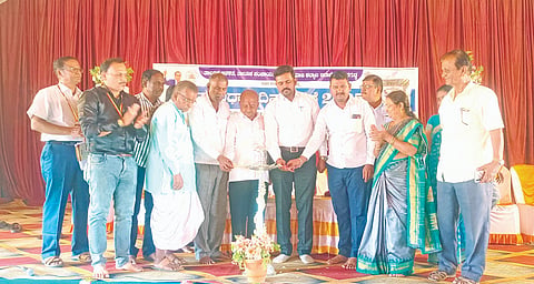 ಗುಳೇದಗುಡ್ಡ ಪಟ್ಟಣದಲ್ಲಿ ತಾಲೂಕು ಆಡಳಿತ, ತಾ.ಪಂ. ಹಾಗೂ ಸಮಾಜ ಕಲ್ಯಾಣ ಇಲಾಖೆ ವತಿಯಿಂದ ಬುಧವಾರ ಸಂವಿಧಾನ ದಿನ ಆಚರಿಸಲಾಯಿತು. ಬಾದಾಮಿಯ ಸರ್ಕಾರಿ ಪೌಢಶಾಲೆ ಉಪನ್ಯಾಸಕಿ ಭಾಗ್ಯಶ್ರೀ ಮರಡಿತೋಟ, ತಹಸೀಲ್ದಾರ ಎಸ್.ಎ್.  ಬೊಮ್ಮಣ್ಣವರ, ತಾ.ಪಂ. ಇಒ ಮಲ್ಲಿಕಾರ್ಜುನ ಬಡಿಗೇರ, ಸಮಾಜ ಕಲ್ಯಾಣ ಇಲಾಖೆ ಸಂಜು ಮಬ್ರುಮಕರ ಇದ್ದರು.