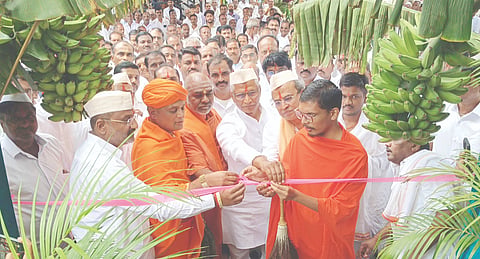 ಜುಗೂಳದಲ್ಲಿ 1008 ಆದಿನಾಥ ವಿವಿಧ ಉದ್ದೇಶಗಳ ಸೌಹಾರ್ದ ಸೊಸೈಟಿ  ಕಟ್ಟಡವನ್ನು ಗಣ್ಯರು ಉದ್ಘಾಟಿಸಿದರು. ಮಹಾಂತೇಶ ಕವಟಗಿಮಠ, ಶ್ರೀಮಂತ ಪಾಟೀಲ, ಉತ್ತಮ ಪಾಟೀಲ, ಸ್ವಸ್ತಿಶ್ರೀ ಜಿನಸೇನ ಭಟ್ಟಾರಕ ಪಟ್ಟಾಚಾರ್ಯರು ಇತರರಿದ್ದರು.
