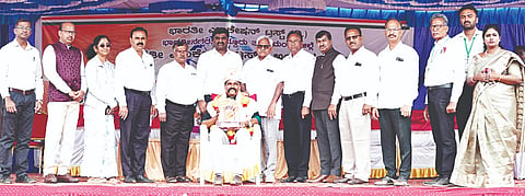 ಭಾರತೀ ಎಜುಕೇಷನ್ ಟ್ರಸ್ಟ್‌ನಿಂದ ವಿವಿಧ ಅಂಗ ಸಂಸ್ಥೆಗಳ ಸಹಯೋಗದೊಂದಿಗೆ ಸೋಮವಾರ ಆಯೋಜಿಸಿದ್ದ ಗಣರಾಜ್ಯೋತ್ಸವದಲ್ಲಿ ಕಾರ್ಯಕ್ರಮದಲ್ಲಿ ಸಿ.ಎಂ.ಶ್ರೀಧರ್ ಅವರನ್ನು ಅಭಿನಂದಿಸಲಾಯಿತು. ಜಿ.ಮಾದೇಗೌಡ, ಡಾ.ಚಂದನ್, ವಿವಿಧ ಅಂಗ ಸಂಸ್ಥೆಗಳ ಮುಖ್ಯಸ್ಥರಿದ್ದರು. ----------