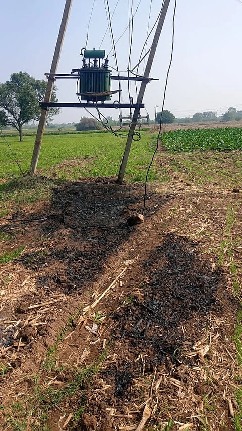 ಕೊಟ್ಟೂರು ತಾಲೂಕಿನ ಹರಾಳು ಗ್ರಾಮದಲ್ಲಿ 100ಕೆವಿ ಟ್ರಾನ್ಸ್‌ಫಾರ್ಮರ್ ಸ್ಫೋಟದಿಂದಾಗಿ ಜಮೀನಿನಲ್ಲಿ ಬೆಂಕಿ ತಗುಲಿ ನಂದಿರುವುದು. 