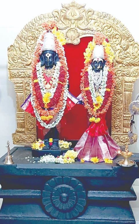 ಶ್ರೀರಾಮ ನವಮಿ ಪ್ರಯುಕ್ತ ಕೊಟ್ಟೂರಿನ ರುಕ್ಮಿಣಿ ಪಾಂಡುರಂಗ ದೇವಸ್ಥಾನದಲ್ಲಿ ಶ್ರೀರಾಮ, ಸೀತೆ ಮೂರ್ತಿಗಳನ್ನು ಆಭರಣ ಪುಷ್ಪಗಳಿಂದ ಅಲಂಕರಿಸಲಾಗಿತ್ತು. 