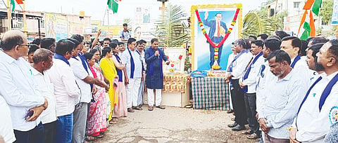 ಕೂಡ್ಲಿಗಿಯಲ್ಲಿ ಸಂವಿಧಾನ ದಿನಾಚರಣೆ ಹಿನ್ನೆಲೆಯಲ್ಲಿ ಸಂವಿಧಾನ ಪೀಠಿಕೆ ಓದಲಾಯಿತು.