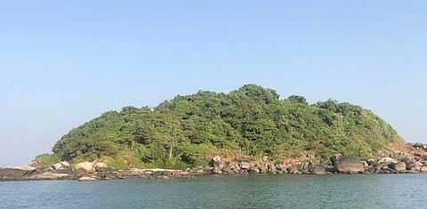 ಅರಬ್ಬಿ ಸಮುದ್ರದ ನಡುವಿನ ದ್ವೀಪ 