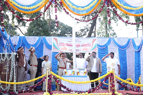 ಕಾರವಾರದದಲ್ಲಿ ಸಚಿವ ಮಂಕಾಳ ವೈದ್ಯ ಧ್ವಜಾರೋಹಣ ನೆರವೇರಿಸಿದರು. 