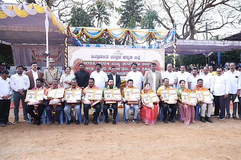 ಅಧಿಕಾರಿಗಳಿಗೆ ಸರ್ವೋತ್ತಮ ಸೇವಾ ಪ್ರಶಸ್ತಿ ಪ್ರದಾನ ಮಾಡಲಾಯಿತು.