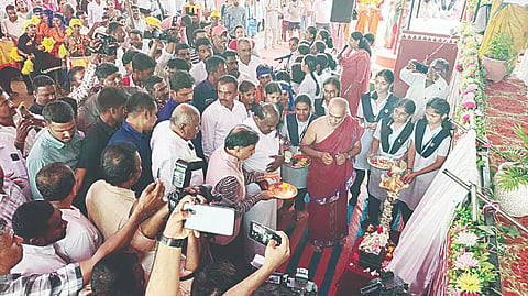 ಮದ್ದೂರು ತಾಲೂಕಿನ ಶಿವಾರಗುಡ್ಡದಲ್ಲಿರುವ ನವೋದಯ ವಿಶ್ವವಿದ್ಯಾನಿಲಯದಲ್ಲಿ ಶುಕ್ರವಾರ ಸಂಕಲ್ಪ ಲ್ಯಾಬ್ ಪ್ರಯೋಗಾಲಯ ಹಾಗೂ ಕ್ರೀಡಾಂಗಣದ ವೇದಿಕೆಯನ್ನು ಕೇಂದ್ರ ಸಚಿವ ಎಚ್.ಡಿ.ಕುಮಾರಸ್ವಾಮಿ ಉದ್ಘಾಟಿಸಿದರು. ಡಿ.ಸಿ.ತಮ್ಮಣ್ಣ, ರಾಮಚಂದ್ರು ಇದ್ದರು.