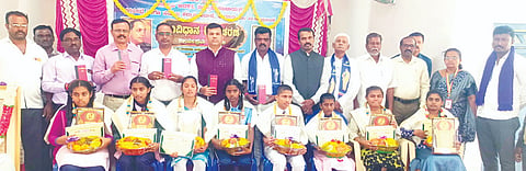ಮದ್ದೂರಿನಲ್ಲಿ ಆಯೋಜಿಸಿದ್ದ ಸಂವಿಧಾನ ದಿನಾಚರಣೆಯಲ್ಲಿ ಪ್ರತಿಭಾನ್ವಿತ ವಿದ್ಯಾರ್ಥಿಗಳನ್ನು ಗಣ್ಯರು ಅಭಿನಂದಿಸಿದರು. ಪರಶುರಾಮ್‌ಸತ್ತಿಗೇರಿ, ರಾಮಲಿಂಗಯ್ಯ, ಧನಂಜಯ, ನಾಗರಾಜು, ಸುರೇಶ್‌ಗೌತಮ್ ಇದ್ದರು.
