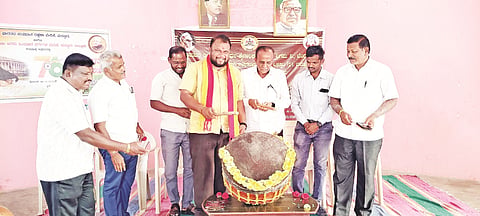 ಮದ್ದೂರು ತಾಲೂಕಿನ ಚಾಮನಹಳ್ಳಿ ಗ್ರಾಮದ ಡಾ.ಬಿ.ಆರ್.ಅಂಬೇಡ್ಕರ್ ಭವನದಲ್ಲಿ ಆಯೋಜಿಸಿದ್ದ  ಚರ್ಮ ವಾದ್ಯ ತರಬೇತಿ ಶಿಬಿರವನ್ನು ವಿ.ಸಿ.ಉಮಾಶಂಕರ್ ಉದ್ಘಾಟಿಸಿದರು. ಡಿ.ಪಿ.ಸ್ವಾಮಿ, ಎಸ್.ಆರ್.ಚಂದ್ರಶೇಖರ್, ಕೀಲಾರ ಕೃಷ್ಣೇಗೌಡ, ನಗಾರಿ ಮಂಜು, ಚಾಮನಹಳ್ಳಿ ಮಂಜು ಇದ್ದರು.