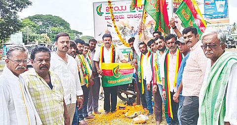 ಮದ್ದೂರು ನಗರದ ಪ್ರವಾಸಿ ಮಂದಿರದ ಬಳಿ ಜಯ ಕರ್ನಾಟಕ ಸಂಘಟನೆ ವತಿಯಿಂದ ಕಾರ್ಗಿಲ್ ವಿಜಯೋತ್ಸವ ಕಾರ್ಯಕ್ರಮದಲ್ಲಿ ಹುತ್ಮಾತರ ಯೋಧರ ಭಾವಚಿತ್ರಕ್ಕೆ ಪುಷ್ಪಾರ್ಚನೆ ಮಾಡಲಾಯಿತು. ನಾಗಣ್ಣ, ಎಚ್.ಎಸ್.ನಾಗೇಶ್, ಸುರೇಶ್, ಅನುಜಿತ್, ಸುರೇಶ್, ಕೃಷ್ಣ, ನಟರಾಜು, ಮಹೇಶ್, ಮನು, ಪ್ರವೀಣ್ ಇದ್ದರು.