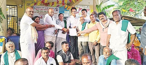 ಮದ್ದೂರು ತಾಲೂಕಿನ ಗೆಜ್ಜಲಗೆರೆ ಗ್ರಾಮ ಪಂಚಾಯಿತಿಯನ್ನು ನಗರಸಭೆಯಿಂದ ಕೈಬಿಡುವಂತೆ ಒತ್ತಾಯಿಸಿ ನಡೆಯುತ್ತಿರುವ ಅನಿರ್ಧಿಷ್ಟಾವಧಿ ಧರಣಿ ಸತ್ಯಾಗ್ರಹದ ವೇಳೆ ಮಾಜಿ ಉಪಮುಖ್ಯಮಂತ್ರಿ ಅಶ್ವತ್ಥ್ ನಾರಾಯಣ್‌ರವರಿಗೆ ಪ್ರತಿಭಟನೆ ನಿರತರು ಮನವಿ ಪತ್ರ ಸಲ್ಲಿಸಿದರು. ಡಿ.ಸಿ.ತಮ್ಮಣ್ಣ, ಇಂದ್ರೇಶ್, ಸಿ.ಪಿ.ಉಮೇಶ್, ಎಸ್.ಪಿ.ಸ್ವಾಮಿ, ಸುನಂದಾ ಜಯರಾಮು, ಯೋಗೇಶ್ ಇದ್ದರು.