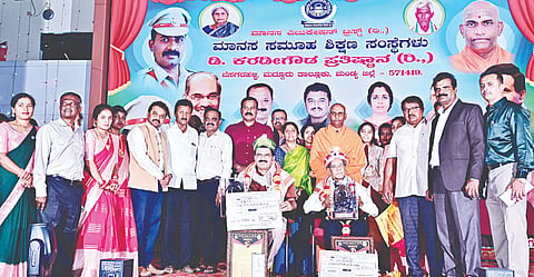 ಬೆಸಗರಹಳ್ಳಿಯ ಮಾನಸ ಸಮೂಹ ಶಿಕ್ಷಣ ಸಂಸ್ಥೆ ಆವರಣದಲ್ಲಿ ಭಾನುವಾರ ಸಂಜೆ ಆಯೋಜಿಸಿದ್ದ ಮಾನಸೋತ್ಸವ ಕಾರ್ಯಕ್ರಮದಲ್ಲಿ ನಾ.ಸೋಮೇಶ್ವರ್ ಅವರಿಗೆ ಡಿ.ಕರಡಿಗೌಡ ವೈದ್ಯ ಸಾಹಿತ್ಯ ರತ್ನ ಪ್ರಶಸ್ತಿ ಹಾಗೂ ಡಾ.ಎಂ ಕೃಷ್ಣೇಗೌಡ ಅವರಿಗೆ  ಡಿ.ಕರಡಿಗೌಡ ಸಂಸ್ಕೃತಿ ಸಮ್ಮಾನ್ ಪ್ರಶಸ್ತಿ ನೀಡಿ ಗೌರವಿಸಲಾಯಿತು. ಶ್ರೀ ನಿಶ್ಚಲಾನಂದನಾಥಸ್ವಾಮೀಜಿ, ವಿ.ಕೆ.ಜಗದೀಶ್, ಪ್ರಕಾಶ್‌ಗೌಡ, ಡಾ.ಗುಬ್ಬಿಗೂಡು ರಮೇಶ್, ಧನಂಜಯ ನಾಗರಾಜು, ಪ್ರವೀಣ್‌ಕುಮಾರ್ ಇದ್ದರು.