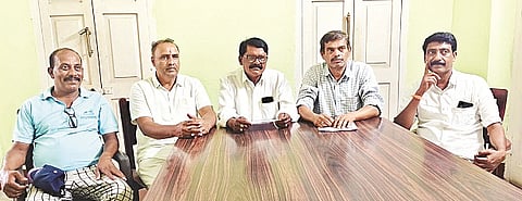 ಮದ್ದೂರು ನಗರದ ಪ್ರವಾಸಿ ಮಂದಿರದಲ್ಲಿ ಆಯೋಜಿಸಿದ್ದ ಪೂರ್ವಭಾವಿ ಸಭೆಯಲ್ಲಿ ನಿವೃತ್ತ ಪ್ರಾಂಶುಪಾಲ ಪ್ರೊ.ಕಾಳಯ್ಯ ಮಾತನಾಡಿದರು. ಎಚ್.ಎಲ್.ದಯಾನಂದ್, ಚನ್ನಂಕೇಗೌಡ, ಗಿರೀಶ್ ಇದ್ದರು.