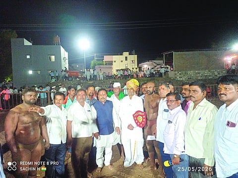 ಬೆಳಕೂಡ ಗ್ರಾಮದ ಲಕ್ಷ್ಮೀದೇವಿ ಹಾಗೂ ಹನುಮಾನ ದೇವರ ಓಕುಳಿ ಅಂಗವಾಗಿ ಹಮ್ಮಿಕೊಂಡಿದ್ದ ಕುಸ್ತಿ ಪಂದ್ಯಾವಳಿಯಲ್ಲಿ ಪ್ರಥಮ ಸ್ಥಾನ ಪಡೆದ ಕರ್ನಾಟಕ ಕೇಸರಿ ಕಾರ್ತಿಕ ಕಾಟೆಗೆ ಡಾ.ಎಂ.ಬಿ.ಕುಂಬಾರ ಬಹುಮಾನ ವಿತರಿಸಿದರು. ಎ.ಎಸ್. ಪಾಶ್ಚಾಪುರೆ, ಬಸವರಾಜ ಕುಂಬಾರ ಇತರರಿದ್ದರು.