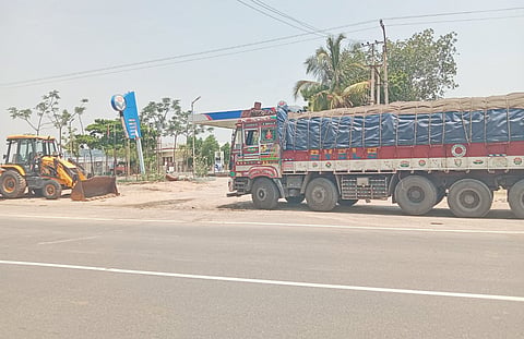 ಯಾದಗಿರಿ-ಶಹಾಪುರ ರಾಜ್ಯ ಹೆದ್ದಾರಿಯ ಪೆಟ್ರೋಲ್​ ಪಂಪ್​ನಲ್ಲಿ ಡೀಸೆಲ್​ ಇಲ್ಲದ ಕಾರಣ ಸರಕು ತುಂಬಿದ ಲಾರಿಯೊಂದು ನಿಂತಿರುವುದು.