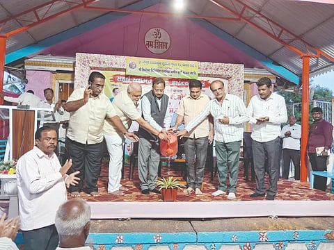 ಶಿರಗುಪ್ಪಿ ಸಿದ್ಧೇಶ್ವರ ಪಿಕೆಪಿಎಸ್ ಸಂಘದಲ್ಲಿ ಬೆಳೆ ಸಾಲ ವಿತರಣೆ ಕಾರ್ಯಕ್ರಮಕ್ಕೆ ಅಣ್ಣಾಸಾಹೇಬ ಜೊಲ್ಲೆ ಚಾಲನೆ ನೀಡಿದರು. ಜಯಕುಮಾರ ಖೋತ, ರಾಜೇಂದ್ರ ಕೋಕಟೆ, ಎಂ.ಪಿ.ಪಾಟೀಲ, ಸಂತೋಷ ಕಾಕಡೆ ಇತರರಿದ್ದರು.