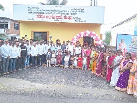 ಶಿರಗುಪ್ಪಿಯಲ್ಲಿ ಅಂಗನವಾಡಿ ಕೇಂದ್ರದ ಉದ್ಘಾಟನೆ ಸಂದರ್ಭದಲ್ಲಿ ಅಣ್ಣಾಸಾಹೇಬ ಜೊಲ್ಲೆ, ಸಾವಿತ್ರಿ ಜಡಗೆ ಹಾಗೂ ಇತರರು ಇದ್ದರು.