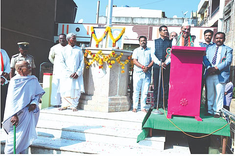 ರಾಮದುರ್ಗದ ತೇರ ಬಜಾರದಲ್ಲಿ ಸಾರ್ವಜನಿಕ ಧ್ವಜಾರೋಹಣ ನೆರವೇರಿಸಿ ಶಾಸಕ ಅಶೋಕ ಪಟ್ಟಣ ಮಾತನಾಡಿದರು.ಬಸವರಾಜ ಐನಾಪುರ, ಚಿದಂಬರ ಮಡಿವಾಳರ, ವಿನಾಯಕ ಬಡಿಗೇರ ಇತರರಿದ್ದರು.