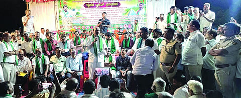 ಸಾಲಹಳ್ಳಿಯಲ್ಲಿ ಹಮ್ಮಿಕೊಂಡಿದ್ದ ಪ್ರತಿಭಟನೆಯಲ್ಲಿ ಶಾಸಕ ಅಶೋಕ ಪಟ್ಟಣ ಮಾತನಾಡಿದರು. ಶಶಿಕಾಂತ ಗುರೂಜಿ, ಚೂನಪ್ಪ ಪೂಜಾರಿ, ಮಲ್ಲಣ್ಣ ಯಾದವಾಡ ಜಗದೀಶ ದೇವರಡ್ಡಿ, ಶಿವಾನಂದ ದೊಡವಾಡ ಇತರರಿದ್ದರು.