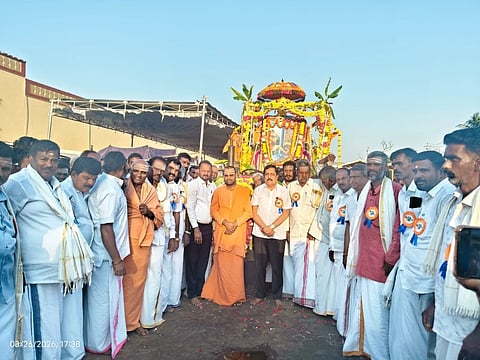 ಮಹದೇಶ್ವರ ಬೆಟ್ಟದ ದೇಗುಲದಲ್ಲಿರುವ ಬೇಡರ ಕಣ್ಣಪ್ಪನ ಮೂರ್ತಿಗೆ ಪೂಜೆ ಸಲ್ಲಿಸಿರುವುದು.