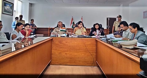 ಚಾಮರಾಜನಗರದ ಜಿಲ್ಲಾಧಿಕಾರಿ ಕಚೇರಿ ಸಭಾಂಗಣದಲ್ಲಿ ಡಿಸಿ ಶ್ರೀರೂಪಾ ಅಧ್ಯಕ್ಷತೆಯಲ್ಲಿ ಗುರುವಾರ ಪರಿಶಿಷ್ಟ ಜಾತಿ, ಪರಿಶಿಷ್ಟ ವರ್ಗಗಳ ಜಿಲ್ಲಾ ಜಾಗೃತಿ ಮತ್ತು ಉಸ್ತುವಾರಿ ಸಮಿತಿ ತ್ರೈಮಾಸಿಕ ಸಭೆ ನಡೆಯಿತು. ಜಿಪಂ ಸಿಇಒ ಮೋನಾ ರೋತ್, ಎಸ್ಪಿ ಮುತ್ತುರಾಜು, ಎಸಿ ದಿನೇಶ್ ಕುಮಾರ್ ಮೀನಾ, ಸಮಾಜ ಕಲ್ಯಾಣ ಇಲಾಖೆಯ ಉಪನಿರ್ದೇಶಕ ಮುನಿರಾಜು, ಡಿಎಚ್‌ಒ ಡಾ.ಎಸ್.ಚಿದಂಬರ ಮತ್ತು ಇತರರು ಇದ್ದರು.