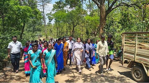 ಚಾಮರಾಜನಗರ ತಾಲೂಕಿನ ಬೇಡಗುಳಿ ಗ್ರಾಮಕ್ಕೆ ಡಿಸಿ ಶ್ರೀರೂಪಾ ಬುಧವಾರ ಭೇಟಿ ನೀಡಿದರು. ಎಚ್.ಎಸ್.ಬಿಂದ್ಯಾ ಮತ್ತು ಇತರರಿದ್ದರು.