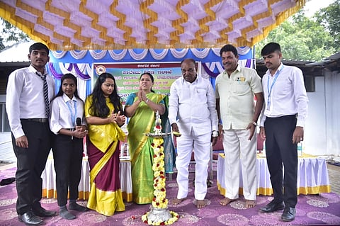 ಚಾಮರಾಜನಗರದ ಸರ್ಕಾರಿ ಕಾನೂನು ಕಾಲೇಜಿನಲ್ಲಿ ಶುಕ್ರವಾರ ನೂತನ ಕಾನೂನು ಕಾಲೇಜು ಉದ್ಘಾಟಿಸಿ ಮತ್ತು ಸಾಂಸ್ಕೃತಿಕ ಕ್ರೀಡೆ, ರಾಷ್ಟ್ರೀಯ ಸೇವಾ ಯೋಜನೆ ಹಾಗೂ ವಿವಿಧ ಚಟುವಟಿಕೆಗಳಿಗೆ ಶಾಸಕ ಸಿ.ಪುಟ್ಟರಂಗಶೆಟ್ಟಿ ಚಾಲನೆ ನೀಡಿದರು. ಡಾ. ಕೆ.ಎಸ್. ಲಲಿತಾಬಾಯಿ, ಅಶ್ವಿನಿ, ಕುಮಾರ್ ನಾಯಕ್ ಇತರರು ಇದ್ದರು.