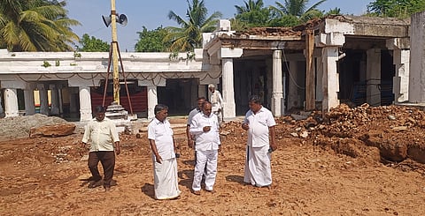  ಚಾಮರಾಜನಗರ ತಾಲೂಕಿನ ಹರದನಹಳ್ಳಿಯ ದಿವ್ಯಲಿಂಗೇಶ್ವರ ದೇವಸ್ಥಾನದಲ್ಲಿ ಗೋಪುರ ನಿರ್ಮಾಣ ಮಾಡುತ್ತಿರುವ ಕಾಮಗಾರಿಯನ್ನು ಶಾಸಕ ಸಿ.ಪುಟ್ಟರಂಗಶೆಟ್ಟಿ ಪರಿಶೀಲಿಸಿದರು. ಜಯಸ್ವಾಮಿ, ಮಂಜುನಾಥ್ ಇತರರು ಇದ್ದರು.