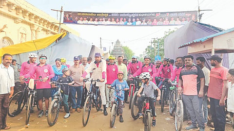 ಬೆಕ್ಕೇರಿ ಗ್ರಾಮದಲ್ಲಿ ಲಕ್ಕವ್ವದೇವಿ ಜಾತ್ರಾಮಹೋತ್ಸವ ಅಂಗವಾಗಿ ಆಯೋಜಿಸಿದ್ದ ಸೈಕ್ಲೋಥಾನ್ ಸ್ಪರ್ಧೆಗೆ ವಿವೇಕರಾವ ಪಾಟೀಲ ಚಾಲನೆ ನೀಡಿದರು. ರಾಜು ಅಳಾಜ, ವಿಶ್ವನಾಥ ಅಳಾಜ ಇತರರಿದ್ದರು.
