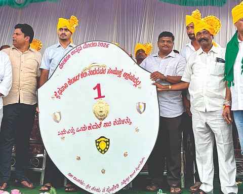 ಮೊರಬದಲ್ಲಿ ಮೊಹರಂ ನಿಮಿತ್ತ ಏರ್ಪಡಿಸಿದ್ದ ಜೋಡೆತ್ತಿನ ಶರ್ಯತ್ತು ವಿಜೇತರಿಗೆ ರಾಹುಲ ಜಾರಕಿಹೊಳಿ ಬಹುಮಾನ ವಿತರಿಸಿದರು. ಆರ್.ಎಸ್.ಶಿರಗಾಂವೆ, ಮಲ್ಲೇಶ ಶಾಂಡಗೆ, ಎಂ.ಬಿ.ಸಾಯಣ್ಣವರ ಇತರರಿದ್ದರು.