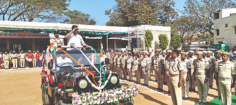 ಸವದತ್ತಿಯಲ್ಲಿ ತಾಲೂಕು ಆಡಳಿತದ ವತಿಯಿಂದ ಹಮ್ಮಿಕೊಂಡಿದ್ದ ಗಣರಾಜ್ಯೋತ್ಸವದಲ್ಲಿ ಶಾಸಕ ವಿಶ್ವಾಸ ವೈದ್ಯ ಪೊಲೀಸ್​ ಇಲಾಖೆ, ಎನ್​ಸಿಸಿ ಹಾಗೂ ಗೃಹರಕ್ಷ ದಳದಿಂದ ಧ್ವಜ ವಂದನೆ ಸ್ವೀಕರಿಸಿದರು.