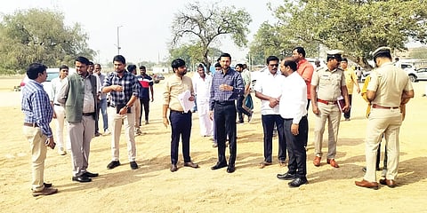 ಸಿಂಧನೂರು ತಾಲೂಕಿನ ಅಂಬಾಮಠದಲ್ಲಿ ಶುಕ್ರವಾರ ವಿವಿಧ ಅಭಿವೃದ್ಧಿ ಕಾರ್ಯಗಳನ್ನು ಜಿಲ್ಲಾಧಿಕಾರಿ ನಿತೀಶ ಕೆ. ಪರಿಶೀಲಿಸಿದರು. ಜಿಪಂ ಸಿಇಒ ಈಶ್ವರಕುಮಾರ ಕಾಂದೂ, ತಹಸೀಲ್ದಾರ್ ಅರುಣ ದೇಸಾಯಿ, ದೇವಸ್ಥಾನ ಅಭಿವೃದ್ಧಿ ಸಮಿತಿ ಅಧ್ಯಕ್ಷ ಎಂ.ರಂಗನಗೌಡ ಗೊರೇಬಾಳ, ಇಒ ಚಂದ್ರಶೇಖರ ಇದ್ದರು.