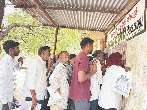 ಸಿಂಧನೂರಿನ ತಹಸಿಲ್ ಕಚೇರಿಯಲ್ಲಿರುವ ಅಟಲ್ ಜಿ ಜನಸ್ನೇಹಿ ಕೇಂದ್ರದ ಮುಂದೆ ಆಧಾರ್ ನೋಂದಣಿ-ತಿದ್ದುಪಡಿಗಾಗಿ ಜನರು ಮುಗಿಬಿದ್ದಿರುವುದು.
