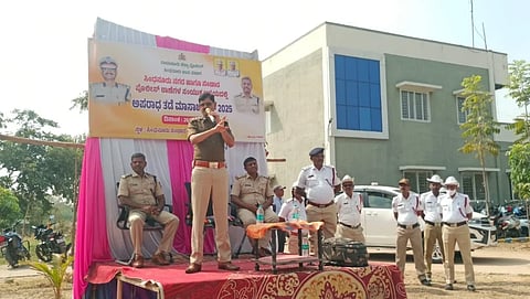 ಸಿಂಧನೂರಿನ ಸಂಚಾರಿ ಪೊಲೀಸ್ ಠಾಣೆಯಲ್ಲಿ ಶುಕ್ರವಾರ ಹಮ್ಮಿಕೊಂಡಿದ್ದ ಅಪರಾಧ ತಡೆ ಮಾಸಾಚರಣೆಯಲ್ಲಿ ಎಸ್ಪಿ ಎಂ.ಪುಟ್ಟಮಾದಯ್ಯ ಮಾತನಾಡಿದರು. ಡಿವೈಎಸ್ಪಿ ಚಂದ್ರಶೇಖರ ನಾಯಕ, ಪಿಐ ವೀರಾರಡ್ಡಿ, ಸಂಚಾರಿ ಪಿಎಸ್‌ಐ ಚಂದ್ರಶೇಖರ ಹಿರೇಮಠ ಇದ್ದರು.