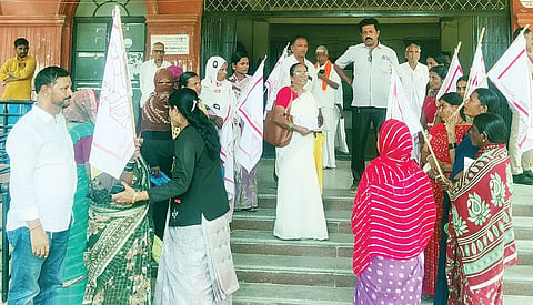ಮರ್ಯಾದಗೇಡು ಹತ್ಯೆ ಘಟನೆ ಖಂಡಿಸಿ ಜನವಾದಿ ಮಹಿಳಾ ಸಂಘಟನೆ ಶುಕ್ರವಾರ ಸಿಂಧನೂರಿನ ತಹಸಿಲ್ ಕಚೇರಿ ಮುಂಭಾಗ ಪ್ರತಿಭಟನೆ ನಡೆಸಿತು. ಸಂಘದ ಜಿಲ್ಲಾಧ್ಯಕ್ಷೆ ಶಕುಂತಲಾ ಪಾಟೀಲ್, ತಾಲೂಕಾಧ್ಯಕ್ಷೆ ಗಿರಿಜಾ ಕಿಲ್ಲೇದ, ಪ್ರಧಾನ ಕಾರ್ಯದರ್ಶಿ ಸಿದ್ದೇಶ್ವರಿ, ನಾಗರತ್ನಾ ತುರ್ವಿಹಾಳ ಇದ್ದರು.