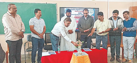 ಸೋಮವಾರಪೇಟೆ ಸಂತಜೋಸೆಫರ ಪದವಿ ಕಾಲೇಜಿನಲ್ಲಿ ನಡೆದ ರಕ್ತದಾನ ಶಿಬಿರವನ್ನು ಎಸ್.ಎಂ.ಡಿಸಿಲ್ವಾ ಉದ್ಘಾಟಿಸಿದರು. ಹರೀಶ್, ಕವನ್, ಅವಿನಾಶ್, ಪ್ರಕಾಶ್ ಇದ್ದರು.  