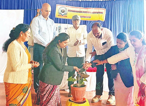 ಸೋಮವಾರಪೇಟೆ ವಿಶ್ವಮಾನವ ಕುವೆಂಪು ವಿದ್ಯಾಸಂಸ್ಥೆಯಲ್ಲಿ ಆಯೋಜಿಸಿರುವ ಜೆಸಿಐ ವೃತ್ತಿ ಮಾರ್ಗದರ್ಶನ ಕಾರ್ಯಕ್ರಮವನ್ನು ಅಧ್ಯಕ್ಷೆ ಮಂಜುಳಾ ಸುಬ್ರಮಣಿ ಉದ್ಘಾಟಿಸಿದರು. ಮಿಲ್ಡ್ರಿ ಡ್ ಗೋನ್ಸಾಲ್ವೇಸ್, ಅರುಣ್, ಜಗದಾಂಭ, ಜ್ಯೋತಿ ಇದ್ದರು.