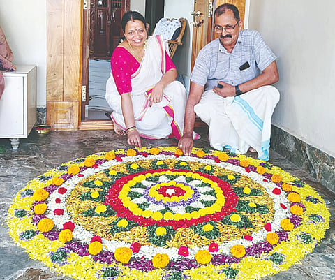 ಸೋಮವಾರಪೇಟೆ ಪಟ್ಟಣದ ರೇಂಜರ್ಸ್‌ ಬ್ಲಾಕ್‌ನ ಹಿರಿಯ ವಕೀಲ ಕೆ.ಎಸ್. ಪದ್ಮನಾಭ ಅವರ ಮನೆಯಲ್ಲಿ ಪೂಕಳಂ ಬಿಡಿಸಿ ಸಂಭ್ರಮಿಸಿದರು.