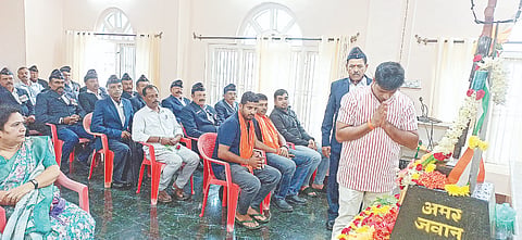 ಸೋಮವಾರಪೇಟೆ ಪತ್ರಿಕಾ ಭವನದಲ್ಲಿ ಆಯೋಜಿಸಿದ್ದ ಕಾರ್ಗಿಲ್ ವಿಜಯೋತ್ಸವ ಕಾರ್ಯಕ್ರಮದಲ್ಲಿ ವಕೀಲ ನಿಧಿ ಲಿಂಗಪ್ಪ ಪುಷ್ಪಾ ನಮನ ಸಲ್ಲಿಸಿದರು. ಈರಪ್ಪ, ದೀಪಕ್, ಬೋಜೇಗೌಡ, ಬಾಲಕೃಷ್ಣ ಇದ್ದರು.