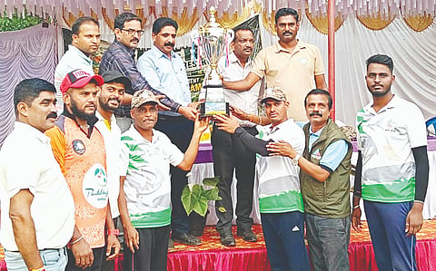 ಸೋಮವಾರಪೇಟೆ ಸಮೀಪದ ಬಳಗುಂದ ಸರ್ಕಾರಿ ಶಾಲಾ ಮೈದಾನದಲ್ಲಿ ಅರಣ್ಯ ಇಲಾಖೆಯ ಹುಲಿಮಿತ್ರ ಯೋಜನೆ ವತಿಯಿಂದ ಆಯೋಜಿಸಿದ್ದ ಕ್ರಿಕೆಟ್ ಪಂದ್ಯಾವಳಿಯಲ್ಲಿ ಸೋಮವಾರಪೇಟೆ ಪ್ರೆಸ್ ತಂಡದ ಆಟಗಾರರು ಟ್ರೋಫಿ ಪಡೆದುಕೊಂಡರು. ಕೃಷ್ಣಮೂರ್ತಿ, ಗೋಪಾಲ್, ಶೈಲೇಂದ್ರ ಇದ್ದರು.