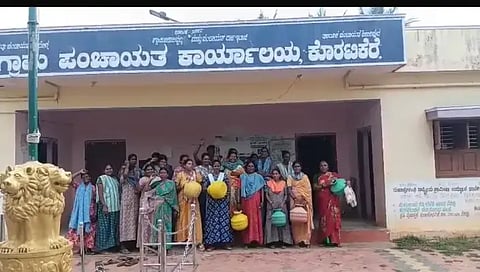  ಶಿರಾಳಕೊಪ್ಪ ಹತ್ತಿರದ ಕೊರಟಿಗೆರೆ ಗ್ರಾಪಂ ಮುಂಭಾಗ ರಾಗಿಕೊಪ್ಪ ಗ್ರಾಮದ ಮಹಿಳೆಯರು ಪ್ರತಿಭಟನೆ ನಡೆಸಿದರು. ಯಂಕ್ಯಾ ನಾಯ್ಕ ಇತರರಿದ್ದರು. ಹನುಮಂತಪ್ಪ, ಲೋಕಪ್ಪ, ಮರಿಯಪ್ಪ, ಹನುಮಂತಪ್ಪ ಅಡ್ಡಿಗಾಲ್ ಇತರರಿದ್ದರು.