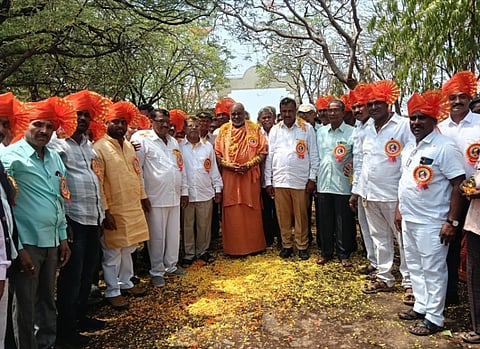 ಮದಭಾವಿ ಎಸ್‌ಜಿಎಸ್ ಸಂಯುಕ್ತ ಪದವಿಪೂರ್ವ ಮಹಾವಿದ್ಯಾಲಯದ 1995-96ನೇ ಸಾಲಿನ ಎಸ್‌ಎಸ್‌ಎಲ್‌ಸಿ ವಿದ್ಯಾರ್ಥಿಗಳು ಗುರುವಂದನೆ ನಿಮಿತ್ತ ಶಿಕ್ಷಕರನ್ನು ಸ್ವಾಗತಿಸಿದರು. ಯತೀಶ್ವರಾನಂದ ಸ್ವಾಮೀಜಿ, ಬಸಗೌಡಾ ಪಾಟೀಲ ಇತರರಿದ್ದರು.