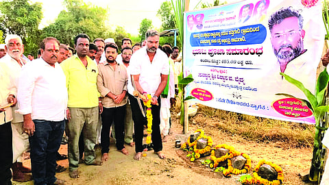 ಸತ್ತಿಗೇರಿ ಗ್ರಾಮದಲ್ಲಿ ಜಲಸಂಪನ್ಮೂಲ ಇಲಾಖೆ ಹಾಗೂ ಕರ್ನಾಟಕ ನೀರಾವರಿ ನಿಗಮ ನಿಯಮಿತ ವತಿಯಿಂದ ಹಮ್ಮಿಕೊಂಡಿದ್ದ ರಸ್ತೆ ಅಭಿವೃದ್ಧಿ ಕಾಮಗಾರಿಗೆ ಶಾಸಕ ವಿಶ್ವಾಸ ವೈದ್ಯ ಚಾಲನೆ ನೀಡಿದರು. ಚಂದ್ರಶೇಖರ ಶಿವಾಚಾರ್ಯ ಸ್ವಾಮೀಜಿ, ಪ್ರಕಾಶ ವಾಲಿ, ಬಂಗಾರೆಪ್ಪ ಹರಳಿ, ಬನಪ್ಪಗೌಡ ಇತರರಿದ್ದರು.
