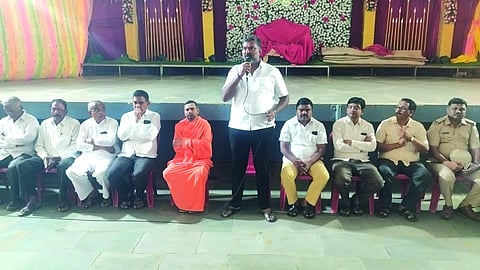  ಸವದತ್ತಿ ಪಟ್ಟಣದಲ್ಲಿ ಹಮ್ಮಿಕೊಂಡಿದ್ದ ಗ್ರಾಮದೇವಿ ಜಾತ್ರೆ ಪೂರ್ವಭಾವಿ ಸಭೆಯಲ್ಲಿ ಶಾಸಕ ವಿಶ್ವಾಸ ವೈದ್ಯ ಮಾತನಾಡಿದರು. ವಿರೂಪಾಕ್ಷ ಮಾಮನಿ, ಸದಾಶಿವ ಕೌಜಲಗಿ, ಮಲ್ಲಿಕಾರ್ಜುನ ಶಿವಾಚಾರ್ಯರು, ಬಸವರಾಜ ಕಾರದಗಿ ಇತರರಿದ್ದರು.