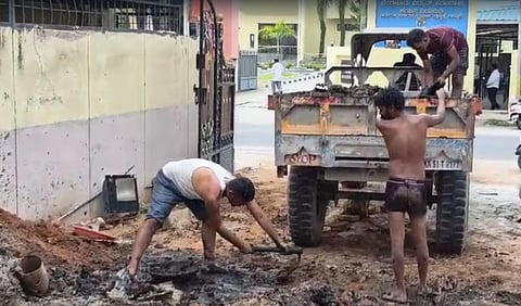 ತುಮಕೂರಿನ ಕೆಇಬಿ ಇಂಜಿನಿಯರ್ಸ್​ ಸಂಘದ ಆವರಣದಲ್ಲಿ ಬರೀ ಕೈಯಲ್ಲಿ ಮಲದ ಗುಂಡಿ ಸ್ವಚ್ಛಗೊಳಿಸಿದ ಕಾರ್ಮಿಕರು.