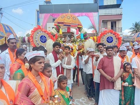 ಯಮಕನಮರಡಿಯಲ್ಲಿ ಹಮ್ಮಿಕೊಂಡಿದ್ದ ಲಿಂ.ಗುರುಸಿದ್ಧ ಸ್ವಾಮೀಜಿ ಪಲ್ಲಕ್ಕಿ ಉತ್ಸವ ಜರುಗಿತು. ಕಿರಣಸಿಂಗ ರಜಪೂತ, ಈರಣ್ಣ ಬಿಸಿರೊಟ್ಟಿ, ಗಿರೀಶ ಮಿಶ್ರಕೋಟೆ ಇತರರಿದ್ದರು.