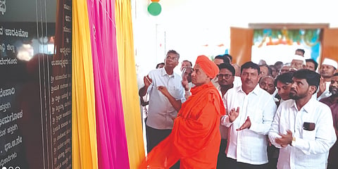 ಹತ್ತರಗಿ ಗ್ರಾಪಂ ಕಟ್ಟಡ ನಾಮಲಕವನ್ನು ಸಚಿವ ಸತೀಶ ಜಾರಕಿಹೊಳಿ, ಹತ್ತರಗಿ ಗುರುಸಿದ್ಧೇಶ್ವರ ಸ್ವಾಮೀಜಿ,  ಡಾ.ಆನಂದ ಮಹಾರಾಜ ಗೋಸಾವಿ ಉದ್ಘಾಟಿಸಿದರು.  ರವೀಂದ್ರ ಜಿಂಡ್ರಾಳಿ, ಮಹಾದೇವ ಪಟೋಳಿ, ಸಮೀರ ಬೇಪಾರಿ, ಪ್ರವೀಣ ಮಠಪತಿ ಇತರರು ಇದ್ದರು.