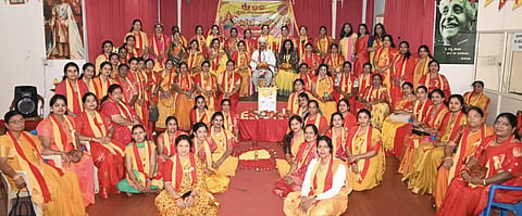 ಭೈರವಿ ಗೌಡತಿಯರ ಬಳಗದಿಂದ ನಗರದಲ್ಲಿ ಆಯೋಜಿಸಿದ್ದ ಕನ್ನಡ ರಾಜ್ಯೋತ್ಸವದಲ್ಲಿ ಸುಮಾ ಪ್ರಶಾಂತ, ಮಡ್ಡೀಕೆರೆ ಗೋಪಾಲ್ ಅವರನ್ನು ಸನ್ಮಾನಿಸಲಾಯಿತು. ರೇವತಿ ಕೃಷ್ಣಪ್ಪ, ರಾಧಾ ಲಂಕೇಗೌಡ, ಡಾ.ಹೇಮಾ ನಂದೀಶ್, ಕೋಮಲ ವೆಂಕಟೇಶ. ಸುಶೀಲಾಬಸವರಾಜು, ಲಕ್ಷ್ಮೀ ಕಿರಣ್ ಇತರರು ಇದ್ದರು.