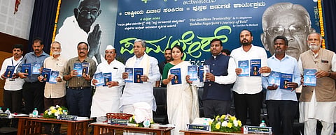 ಮೈಸೂರಿನ ವಿಜ್ಞಾನ ಭವನದಲ್ಲಿ ಶುಕ್ರವಾರ ಆಯೋಜಿಸಿದ್ದ ರಾಷ್ಟ್ರೀಯ ವಿಚಾರ ಸಂಕಿರಣದಲ್ಲಿ  ‘ಗಾಂಧೀ ಪ್ರಣೀತ ಧರ್ಮದರ್ಶಿತ್ವ’ ಮತ್ತು ‘ಬುದ್ಧ ನಾಗಾರ್ಜುನರ ಶೂನ್ಯಯಾನ’ ಕೃತಿಗಳನ್ನು ಮುಖ್ಯಮಂತ್ರಿ ಸಿದ್ದರಾಮಯ್ಯ ಬಿಡುಗಡೆಗೊಳಿಸಿದರು. ಮೂಡ್ನಾಕೂಡು ಚಿನ್ನಸ್ವಾಮಿ, ನಟರಾಜ ಹುಲಿಯಾರ್, ಬಿ.ಆರ್.ಪಾಟೀಲ್, ಡಾ.ಹರೀಶ್ ಕುಮಾರ್, ಎಂ.ಶಿವಪ್ರಸಾದ್, ಅಹಿಂದ ಜವರಪ್ಪ ಇತರರಿದ್ದರು.