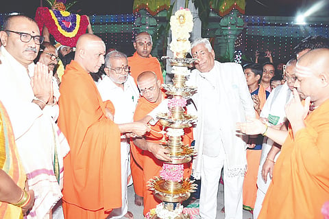 ಹೆಬ್ಬಾಳಿನಲ್ಲಿರುವ ಶ್ರೀಲಕ್ಷ್ಮೀಕಾಂತಸ್ವಾಮಿ ದೇವಸ್ಥಾನದ ಆವರಣದಲ್ಲಿ ಭಾನುವಾರ ಆಯೋಜಿಸಿದ್ದ ದೀಪೋತ್ಸವಕ್ಕೆ ಡಾ. ಶ್ರೀನಿರ್ಮಲಾನಂದ ಮಹಾಸ್ವಾಮೀಜಿ ಚಾಲನೆ ನೀಡಿದರು. ಶ್ರೀಸೋಮೇಶ್ವರನಾಥಸ್ವಾಮೀಜಿ, ಜಿ.ಟಿ. ದೇವೇಗೌಡ, ಡಿ. ಮಾದೇಗೌಡ, ಗುಂಡಪ್ಪಗೌಡ, ಮಂಜೇಗೌಡ, ಬೆಳಗೊಳ ಸುಬ್ರಹ್ಮಣ್ಯ ಇತರರು ಇದ್ದರು.